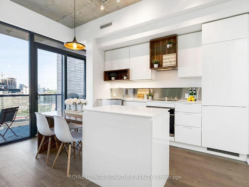 805-383 Sorauren Ave, Toronto, ON - Indoor Photo Showing Kitchen