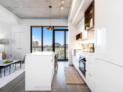 805-383 Sorauren Ave, Toronto, ON - Indoor Photo Showing Kitchen