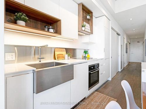 805-383 Sorauren Ave, Toronto, ON - Indoor Photo Showing Kitchen