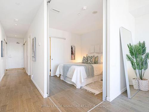 805-383 Sorauren Ave, Toronto, ON - Indoor Photo Showing Bedroom