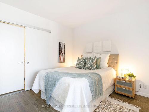 805-383 Sorauren Ave, Toronto, ON - Indoor Photo Showing Bedroom