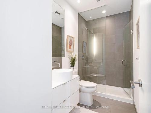 805-383 Sorauren Ave, Toronto, ON - Indoor Photo Showing Bathroom