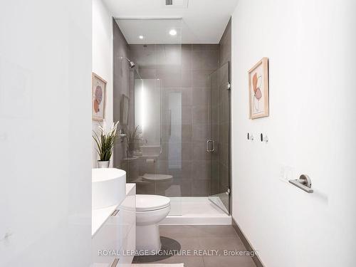 805-383 Sorauren Ave, Toronto, ON - Indoor Photo Showing Bathroom