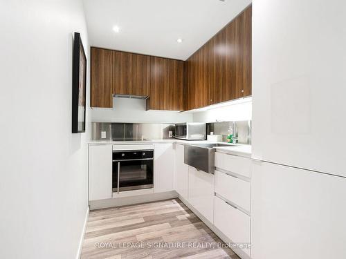 805-383 Sorauren Ave, Toronto, ON - Indoor Photo Showing Kitchen