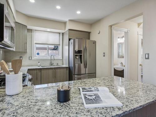 532 Galedowns Crt, Mississauga, ON - Indoor Photo Showing Kitchen With Upgraded Kitchen