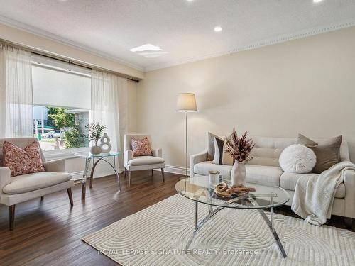 532 Galedowns Crt, Mississauga, ON - Indoor Photo Showing Living Room