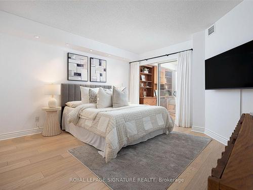 518-2261 Lakeshore Blvd, Toronto, ON - Indoor Photo Showing Bedroom