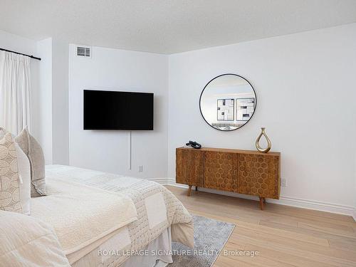 518-2261 Lakeshore Blvd, Toronto, ON - Indoor Photo Showing Bedroom