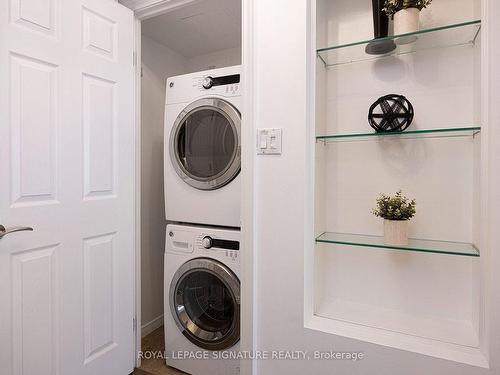 518-2261 Lakeshore Blvd, Toronto, ON - Indoor Photo Showing Laundry Room