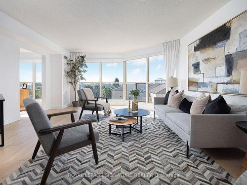 518-2261 Lakeshore Blvd, Toronto, ON - Indoor Photo Showing Living Room