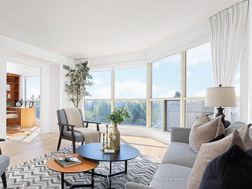 518-2261 Lakeshore Blvd, Toronto, ON - Indoor Photo Showing Living Room