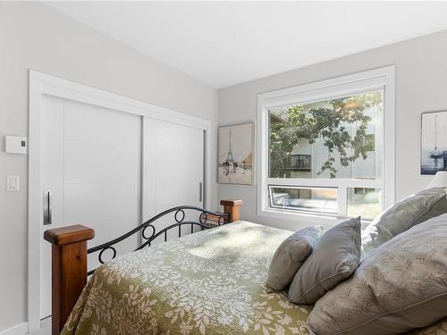 307-2285 Bowker Ave, Oak Bay, BC - Indoor Photo Showing Bedroom