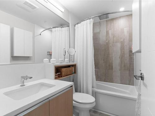 307-2285 Bowker Ave, Oak Bay, BC - Indoor Photo Showing Bathroom