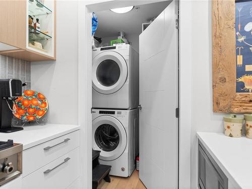 307-2285 Bowker Ave, Oak Bay, BC - Indoor Photo Showing Laundry Room