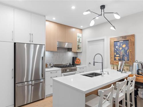 307-2285 Bowker Ave, Oak Bay, BC - Indoor Photo Showing Kitchen With Double Sink With Upgraded Kitchen