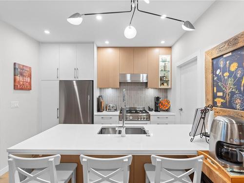 307-2285 Bowker Ave, Oak Bay, BC - Indoor Photo Showing Kitchen With Double Sink With Upgraded Kitchen