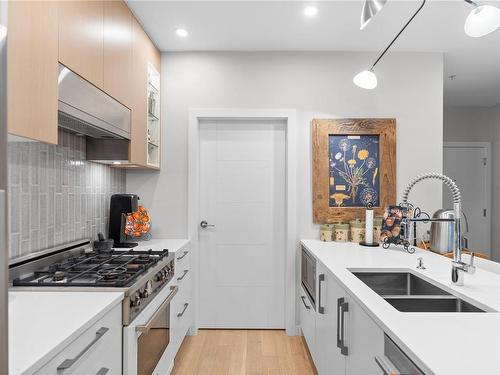 307-2285 Bowker Ave, Oak Bay, BC - Indoor Photo Showing Kitchen With Double Sink