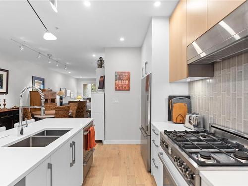 307-2285 Bowker Ave, Oak Bay, BC - Indoor Photo Showing Kitchen With Double Sink With Upgraded Kitchen