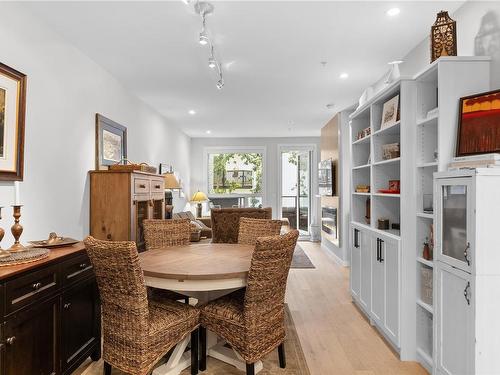 307-2285 Bowker Ave, Oak Bay, BC - Indoor Photo Showing Dining Room