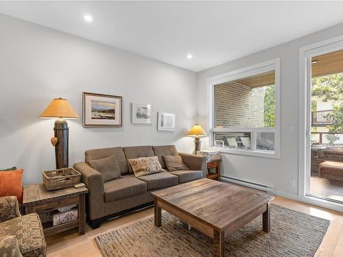 307-2285 Bowker Ave, Oak Bay, BC - Indoor Photo Showing Living Room