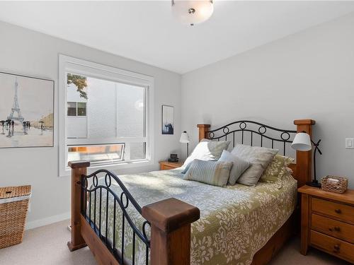 307-2285 Bowker Ave, Oak Bay, BC - Indoor Photo Showing Bedroom