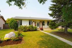 27 Lakeglen DR  Winnipeg, MB R3T 4L9