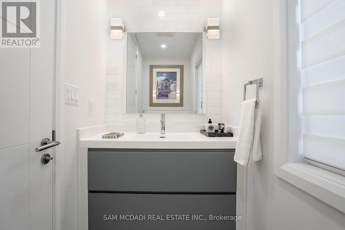 11A Maple Avenue N, Mississauga, ON - Indoor Photo Showing Bathroom