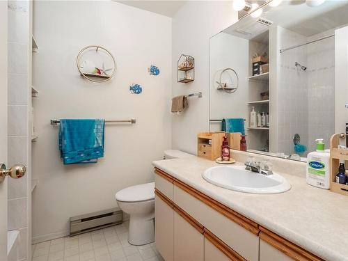 404-1361 Hillside Ave, Victoria, BC - Indoor Photo Showing Bathroom