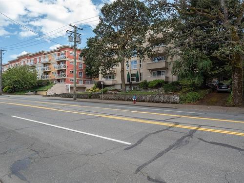 404-1361 Hillside Ave, Victoria, BC - Outdoor