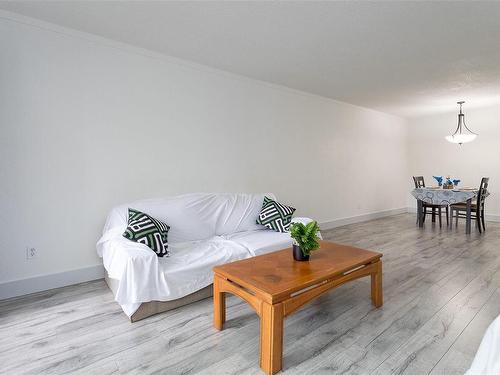 305-909 Pembroke St, Victoria, BC - Indoor Photo Showing Living Room