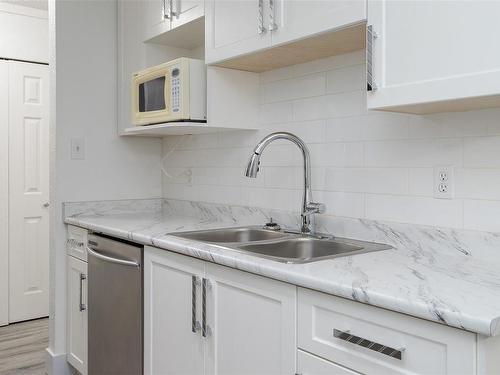 305-909 Pembroke St, Victoria, BC - Indoor Photo Showing Kitchen With Double Sink