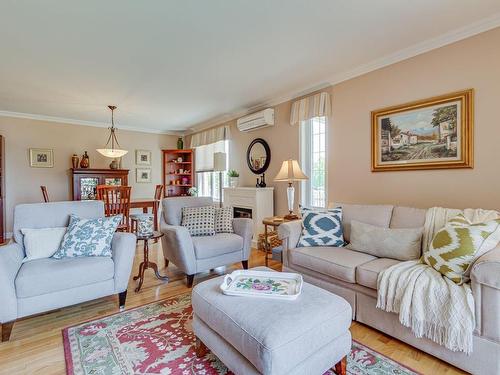 Living room - 295 Rue De Barcelone, Dollard-Des-Ormeaux, QC - Indoor Photo Showing Living Room