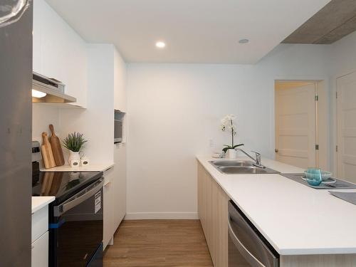 Cuisine - 215-5250 Boul. Henri-Bourassa O., Montréal (Saint-Laurent), QC - Indoor Photo Showing Kitchen With Double Sink