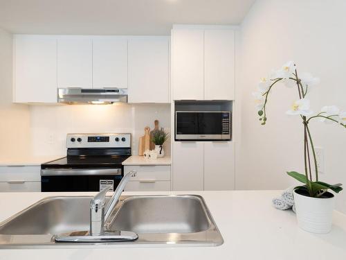 Cuisine - 215-5250 Boul. Henri-Bourassa O., Montréal (Saint-Laurent), QC - Indoor Photo Showing Kitchen With Double Sink