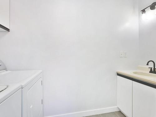 Powder room - 1052 Rue Payette, Saint-Jean-Sur-Richelieu, QC - Indoor Photo Showing Laundry Room