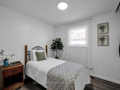 719 Kingfisher Dr, Pickering, ON - Indoor Photo Showing Bedroom