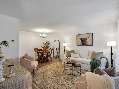 719 Kingfisher Dr, Pickering, ON - Indoor Photo Showing Living Room