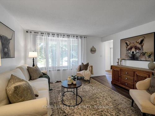 719 Kingfisher Dr, Pickering, ON - Indoor Photo Showing Living Room