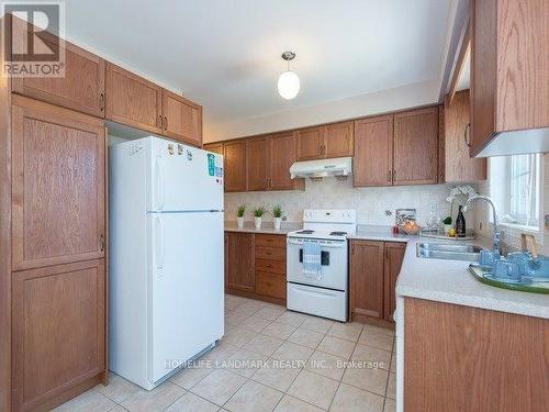 35 Prince Charles Way, Markham, ON - Indoor Photo Showing Kitchen