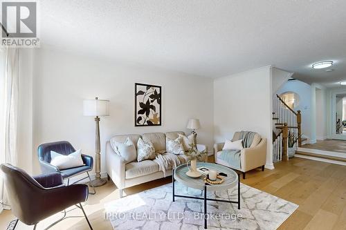 82 Dalecroft Circle, Markham, ON - Indoor Photo Showing Living Room