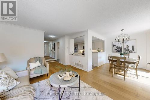 82 Dalecroft Circle, Markham, ON - Indoor Photo Showing Living Room