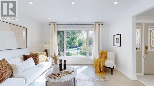 92 Tunney Crescent, Markham, ON - Indoor Photo Showing Living Room