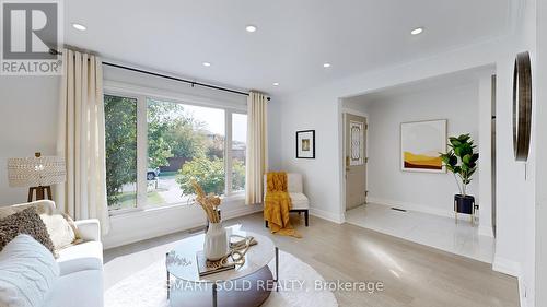 92 Tunney Crescent, Markham (Raymerville), ON - Indoor Photo Showing Living Room