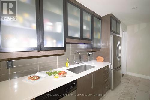 Th1 - 4065 Brickstone Mews, Mississauga (City Centre), ON - Indoor Photo Showing Kitchen With Upgraded Kitchen