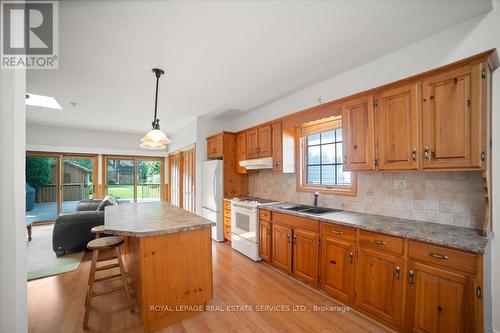 174 Prideaux Street, Niagara-On-The-Lake, ON - Indoor Photo Showing Kitchen With Double Sink