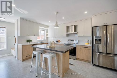 264 Gas Lamp Lane, Markham, ON - Indoor Photo Showing Kitchen With Upgraded Kitchen