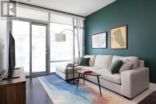 912 - 39 Queens Quay E, Toronto, ON - Indoor Photo Showing Living Room