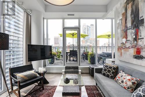 Sph1702 - 17 Dundonald Street, Toronto (Church-Yonge Corridor), ON - Indoor Photo Showing Living Room