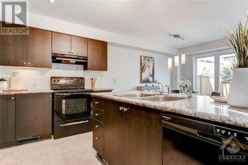 375 Horseshoe Crescent, Stittsville, ON - Indoor Photo Showing Kitchen With Double Sink