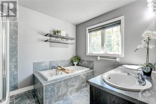 375 Horseshoe Crescent, Stittsville, ON - Indoor Photo Showing Bathroom